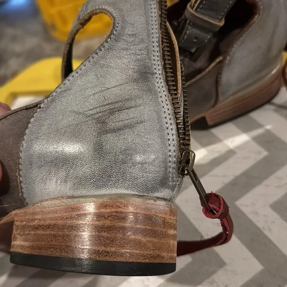 Freebird Marilyn Ankle Strap Flats shoes Women’s Size 8 Stone Multi $225 - Picture 12 of 13